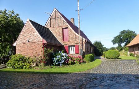 G&icirc;te n&deg;1645 Terdeghem - Nord - cour pav&eacute;e