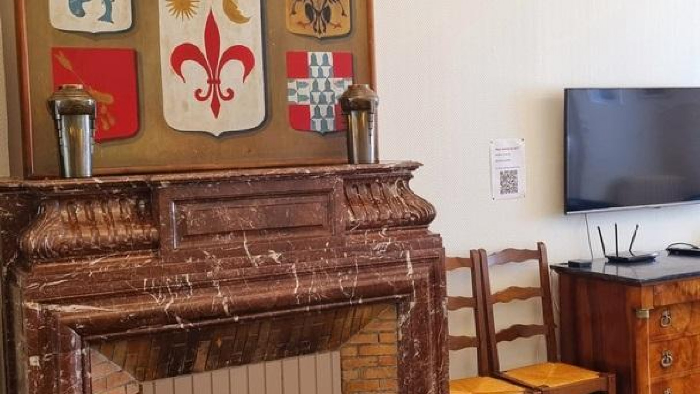 Salon avec grande télévision