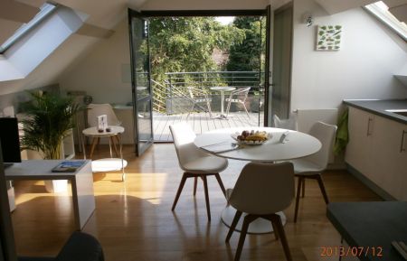 Ouverture directe sur la terrasse suspendue. Un prolongement très apprécié ! Gîte n°2702 Pont-à-Marcq - Nord - Ouverture directe sur la terrasse suspendue. Un prolongement très apprécié !