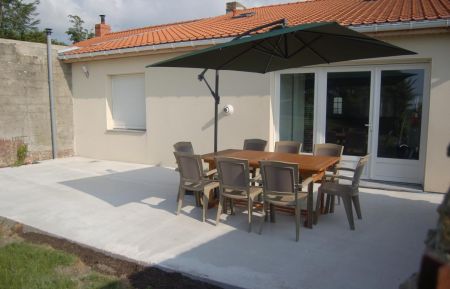 Terrasse : salon de jardin, 8 fauteuils, parasol, barbecue. Gîte n°1612 Socx - Nord - Terrasse : salon de jardin, 8 fauteuils, parasol, barbecue.