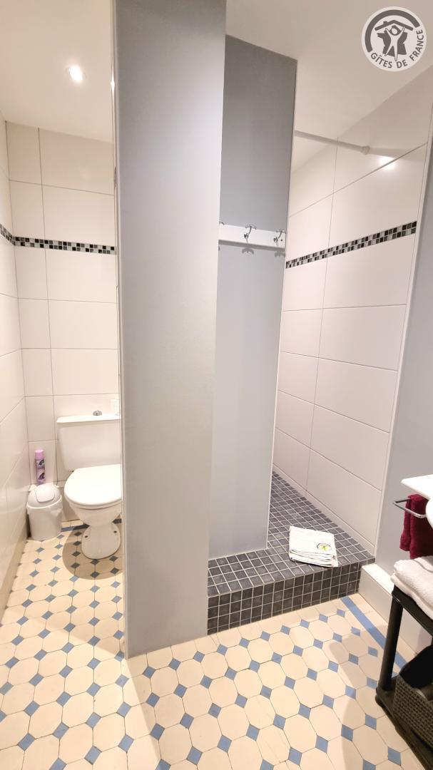 Salle d'eau de la chambre Balcon, indépendante de la chambre photo 19
